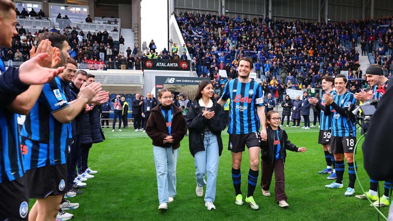 Celebrazione Marten De Roon-Serie A Enilive 25-26 Atalanta-Verona2400