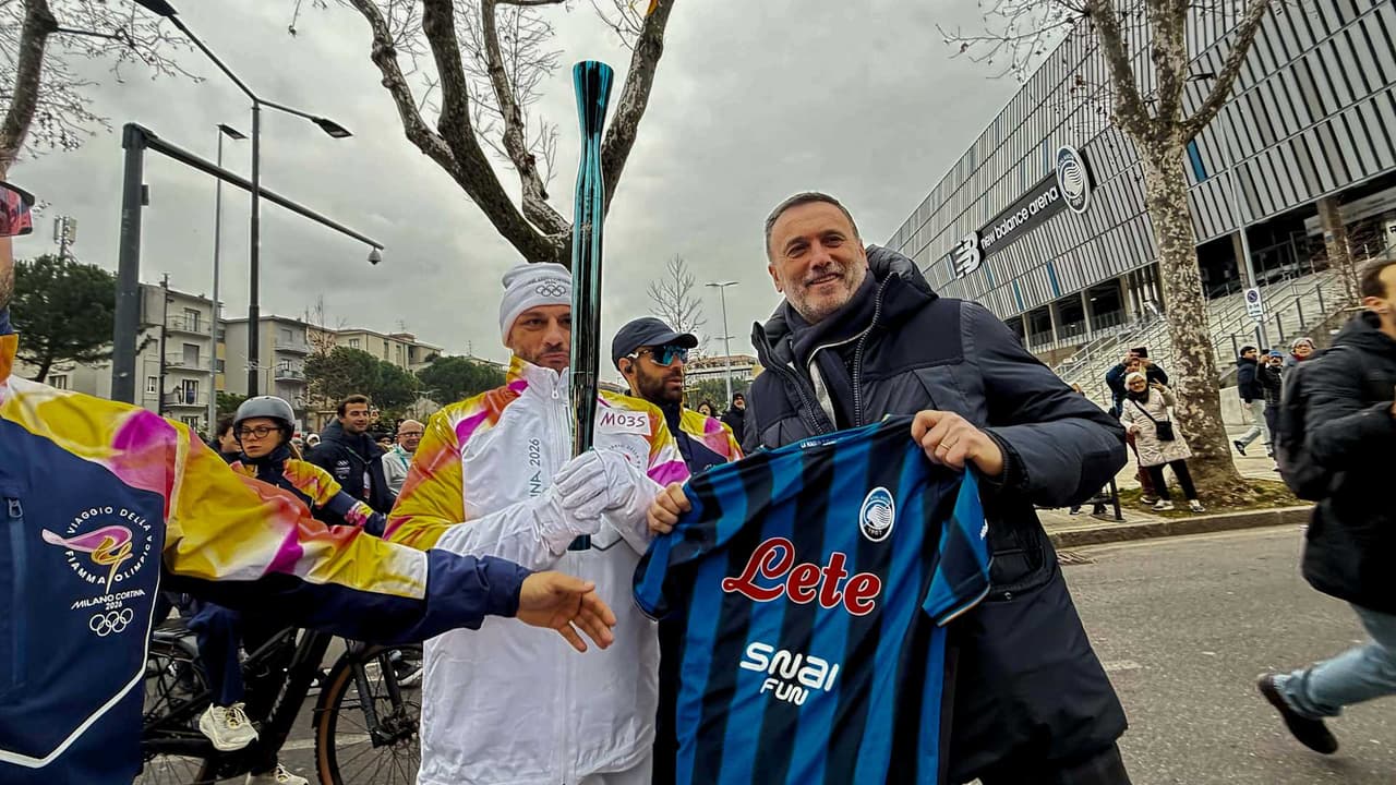 La fiamma olimpica alla New Balance Arena