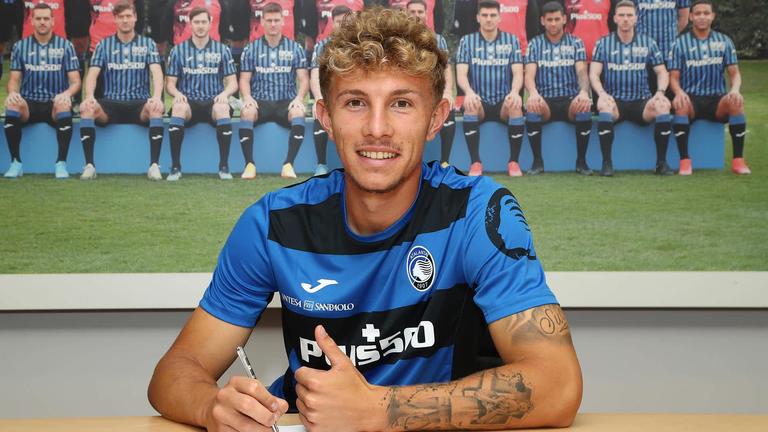 Matteo Lovato alla firma del contratto