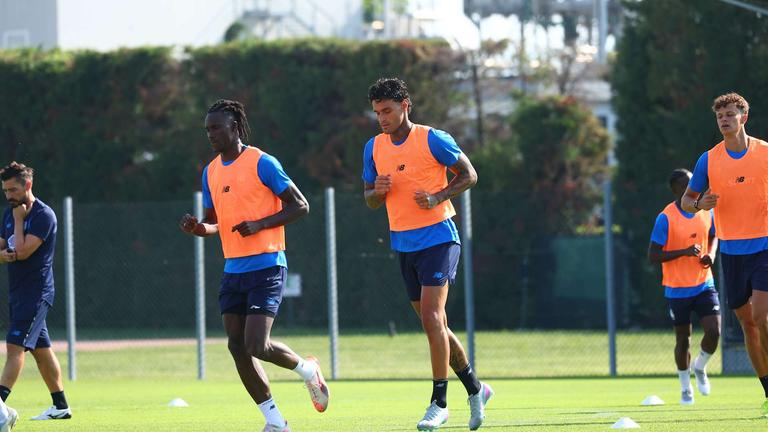 preseason-2025-2026-zingonia-1° allenamento-kossounou-scamacca