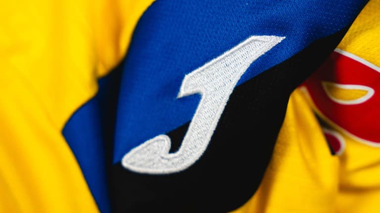 Terza maglia 2024/25 | Primo piano logo Joma