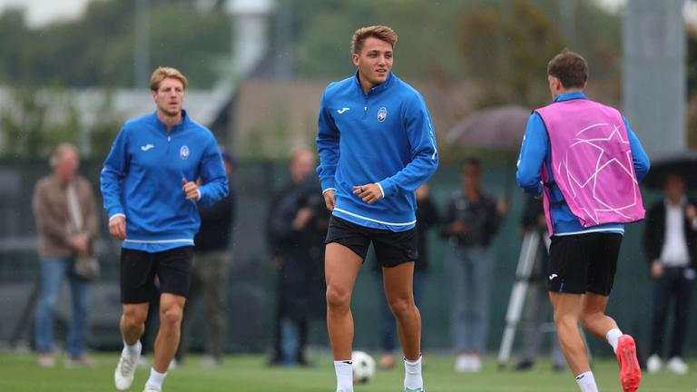 retegui-during MD-1 UCL training  Atalanta vs Arsenal_0030