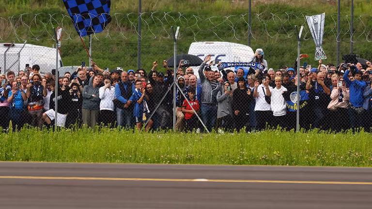 Tifosi nerazzurri accolgono la squadra in aeroporto dopo la vittoria dell'Europa League