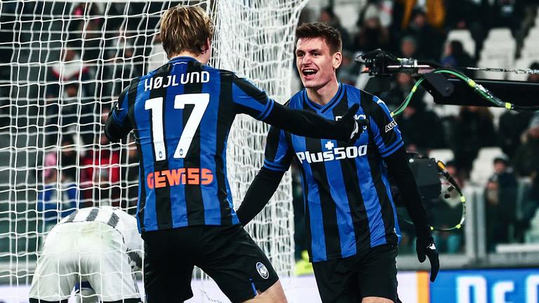 Rasmus Højlund e Joakim Mæhle esultano dopo il gol alla Juventus