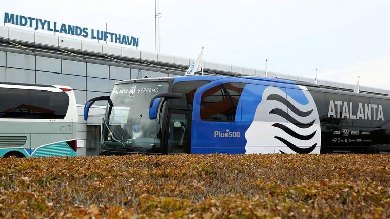 UCL Midtjylland-Atalanta, il pullman nerazzurro all’aeroporto di Karup