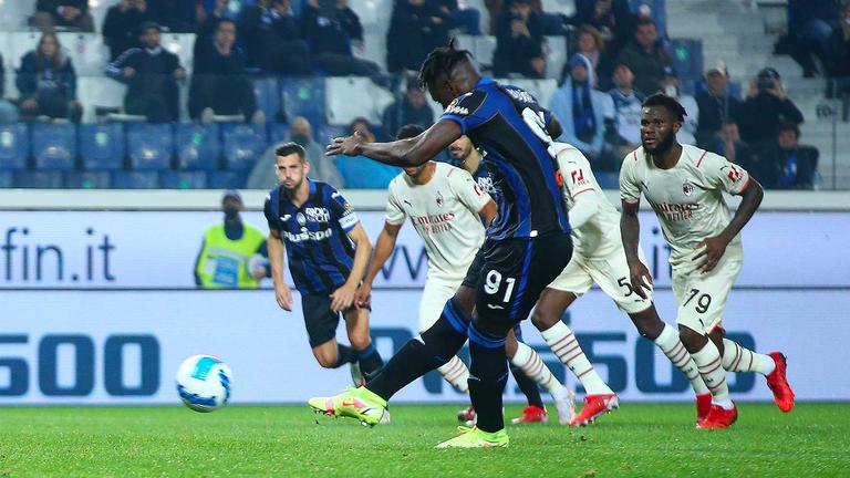 Zapata calcia e segna il rigore in Atalanta-Milan
