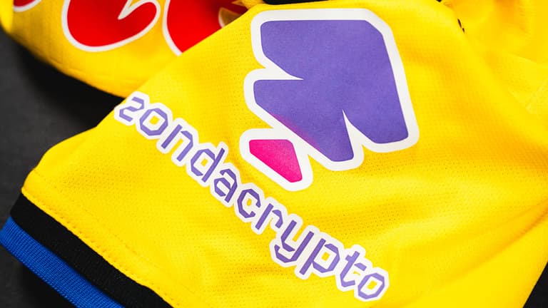 Terza maglia 2024/25 | Primo piano logo Zondacrypto