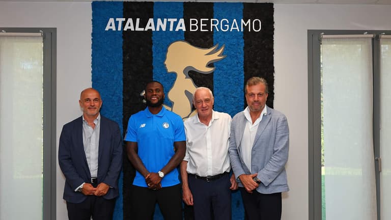 Franck Kessié con Luca Percassi Antonio Percassi Cristiano Giuntoli