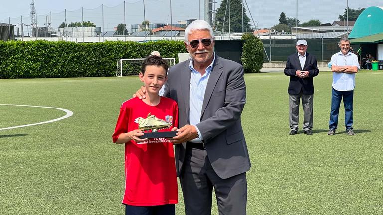 Trofeo Ruggeri, Roberto Spagnolo premia il miglior giocatore della finale Gabriele Bolis