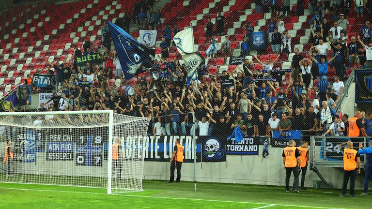 saluto ai tifosi-Playoff UECL Hapoel Tel-Aviv vs Atalanta-0053
