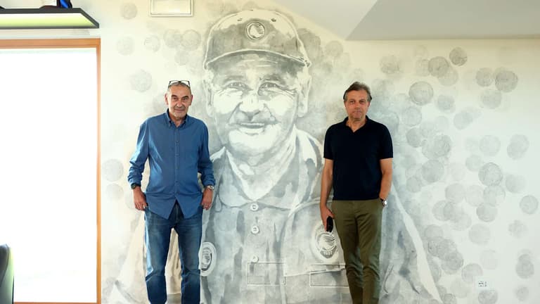 Atalanta - Maurizio Sarri e Cristiano Giuntoli posano davanti al murales di Mino Favini