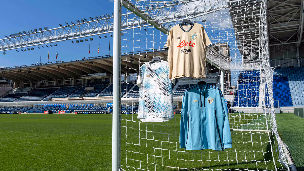 Completa il tuo Third Kit con la maglia e giacca pre-match