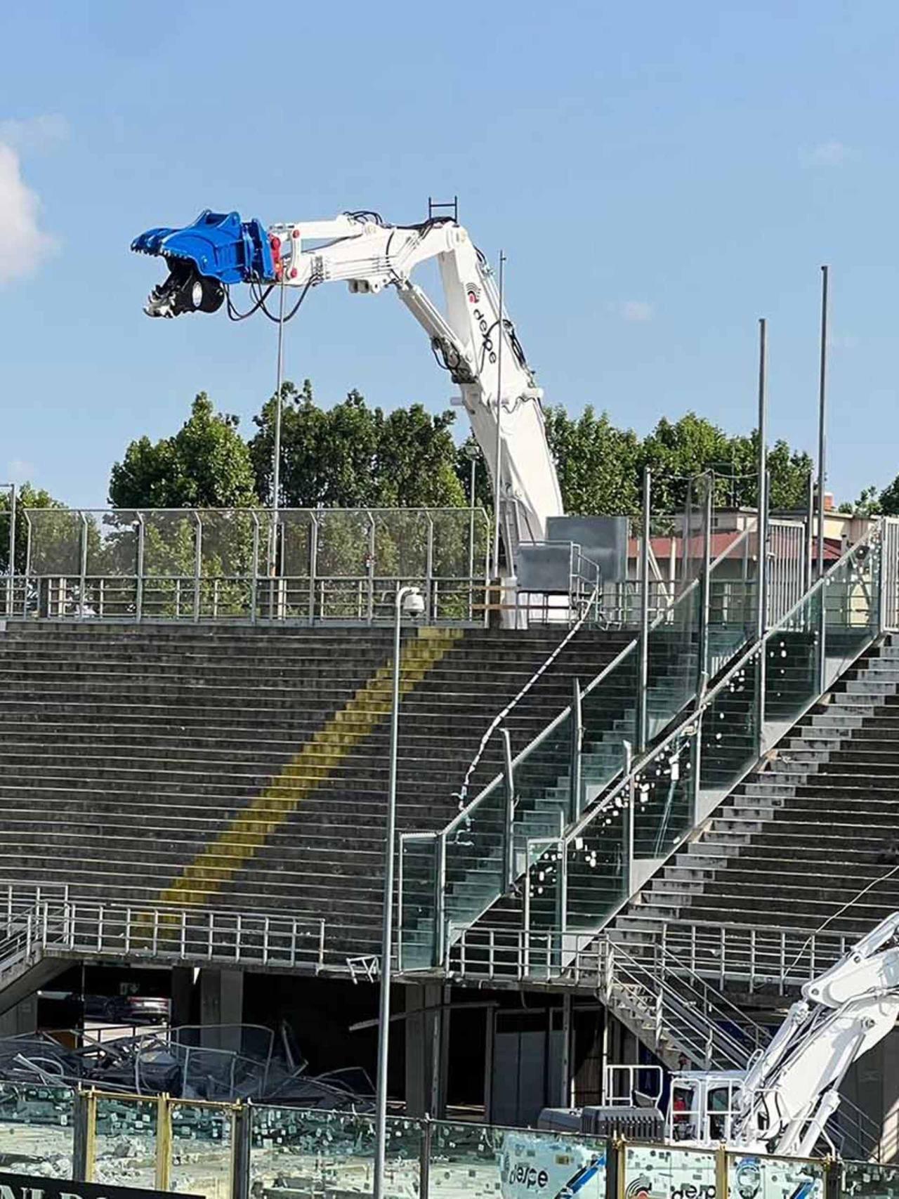 Inizia la demolizione della Curva Sud Morosini