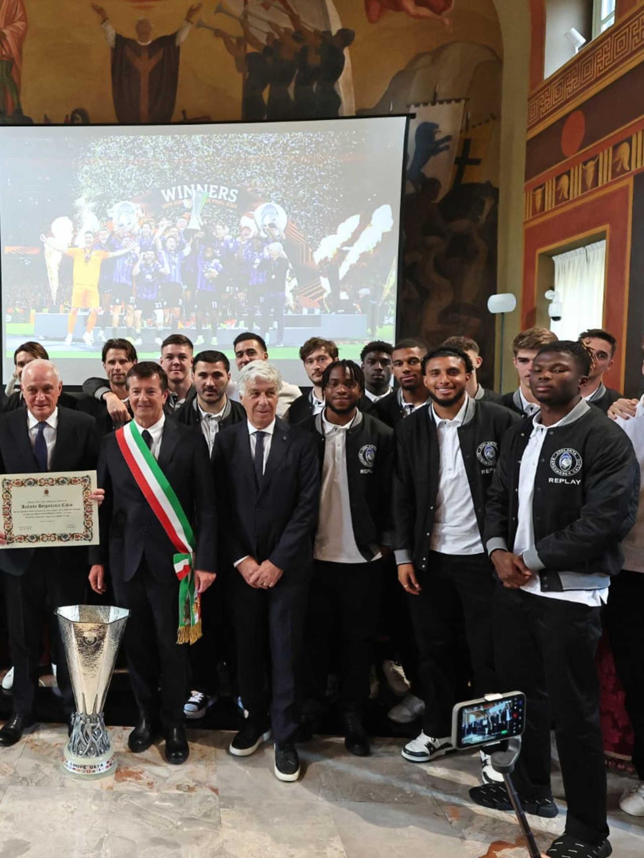 Civica benemerenza e medaglia d’oro della Città di Bergamo all’Atalanta