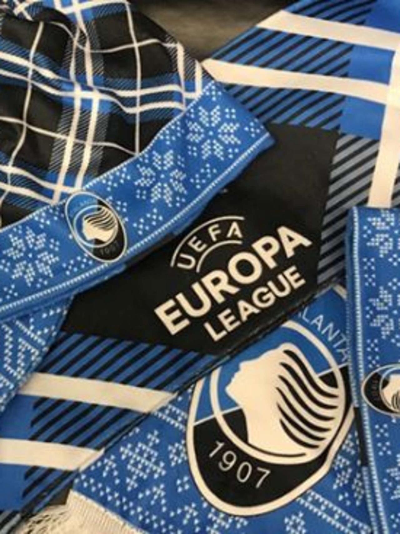UEL sciarpa e cappellino in stile natalizio