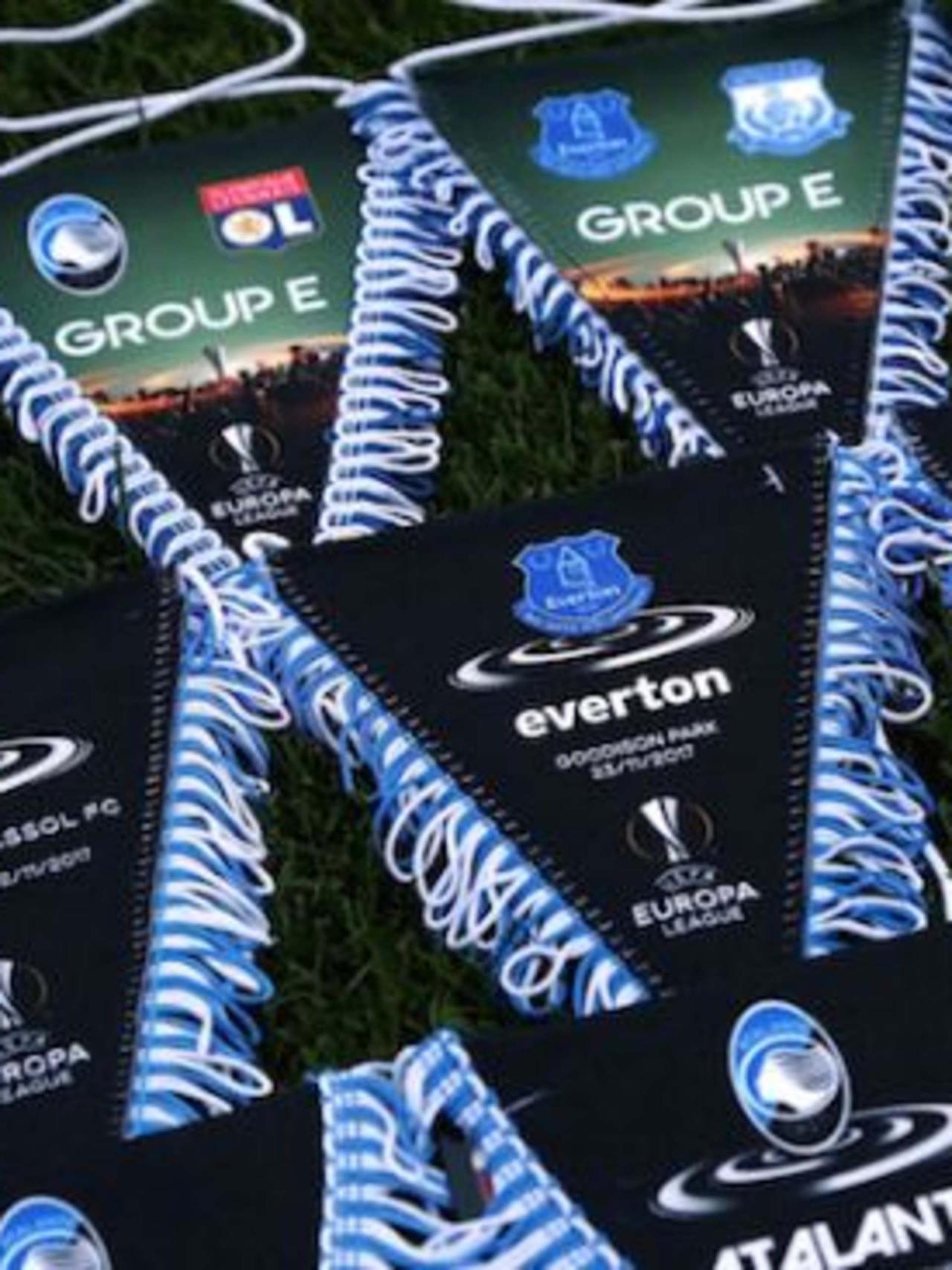 I gagliardetti UEL allo Store nerazzurro