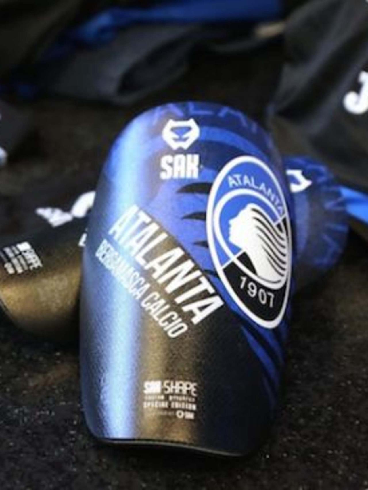 NUOVI PARASTINCHI E LE CALZE NERAZZURRE