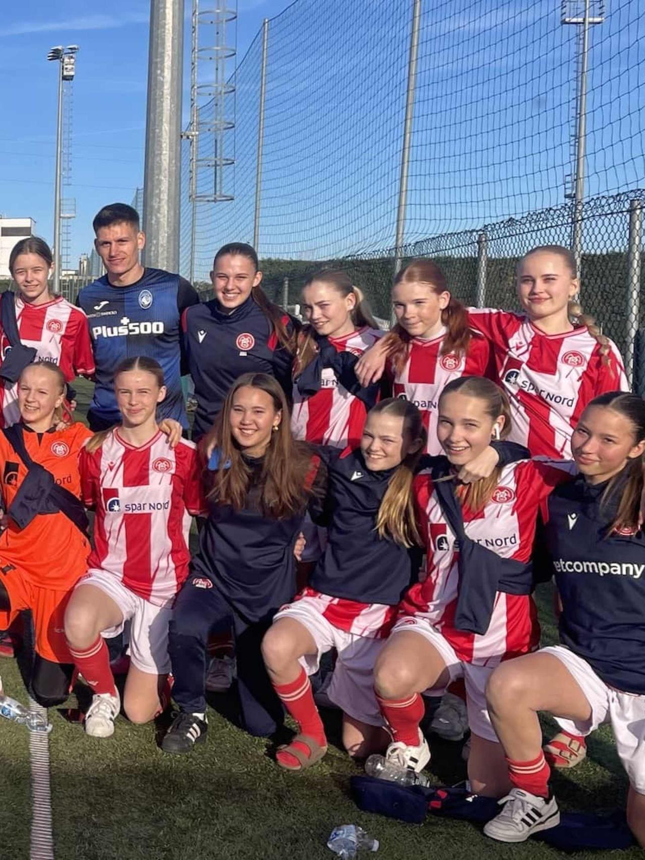 Il saluto di Højlund e Mæhle all’Aalborg U14 femminile