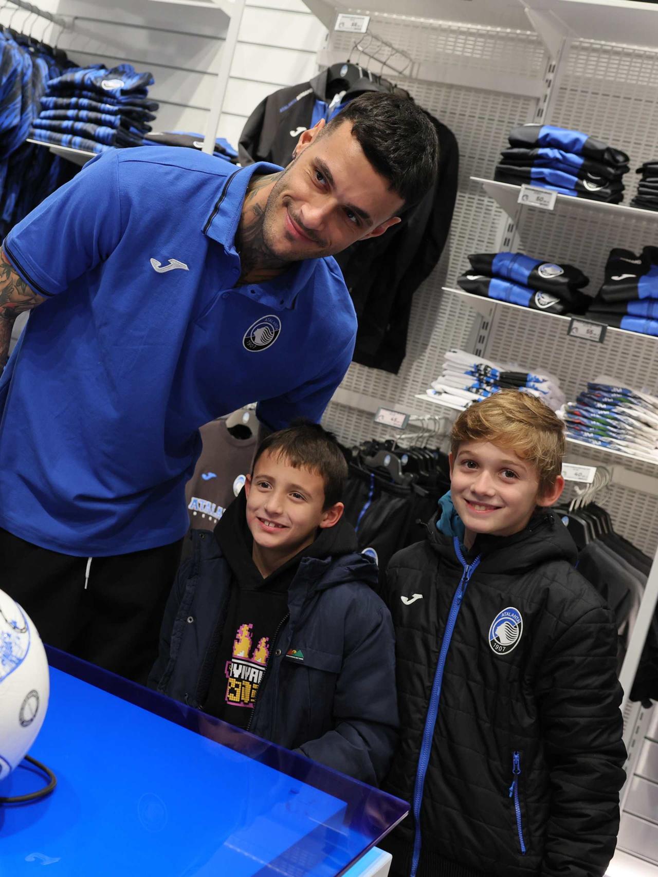 Un bagno di folla per Gianluca Scamacca all'Atalanta Store Bergamo