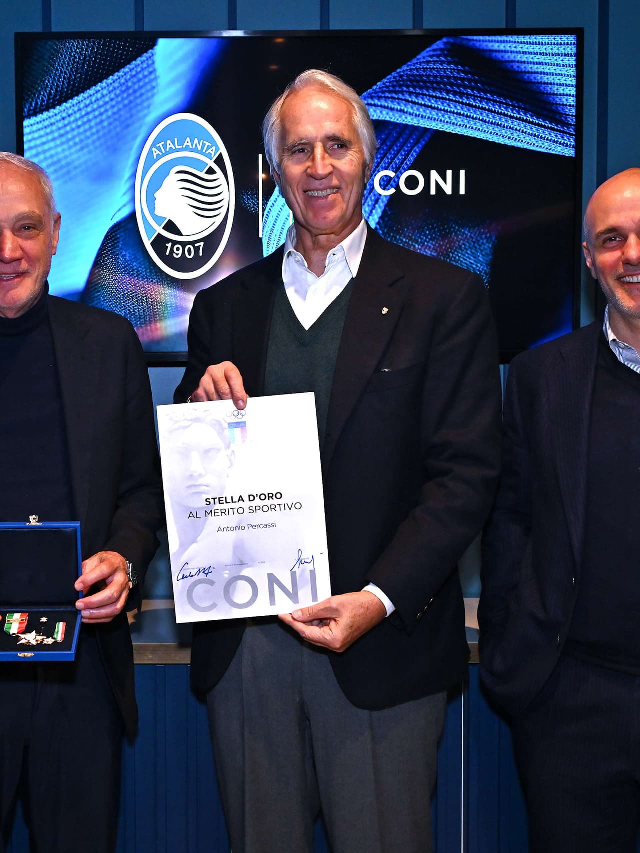 Il Presidente Malagò ha consegnato al Presidente Percassi la Stella d'oro al merito sportivo