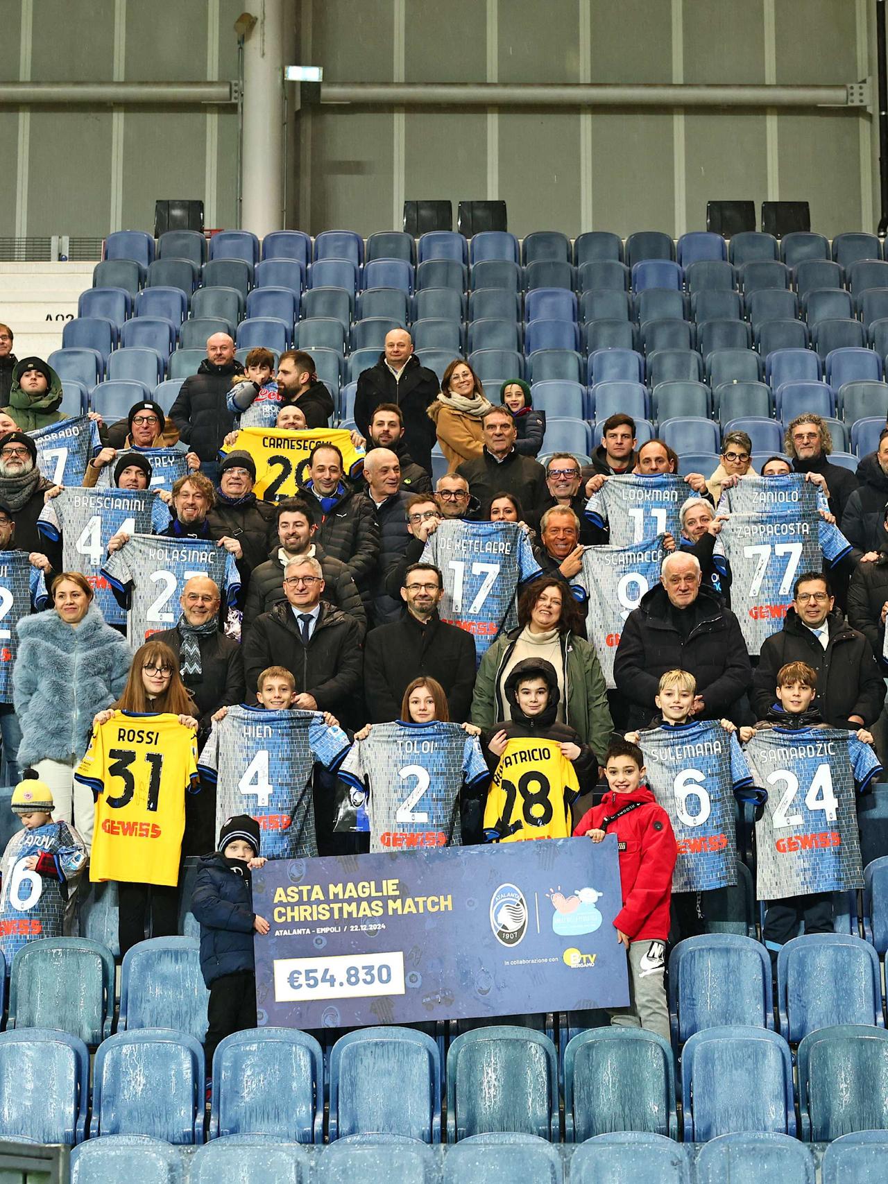 Xmas Match 2024, consegnate le maglie e la beneficenza 