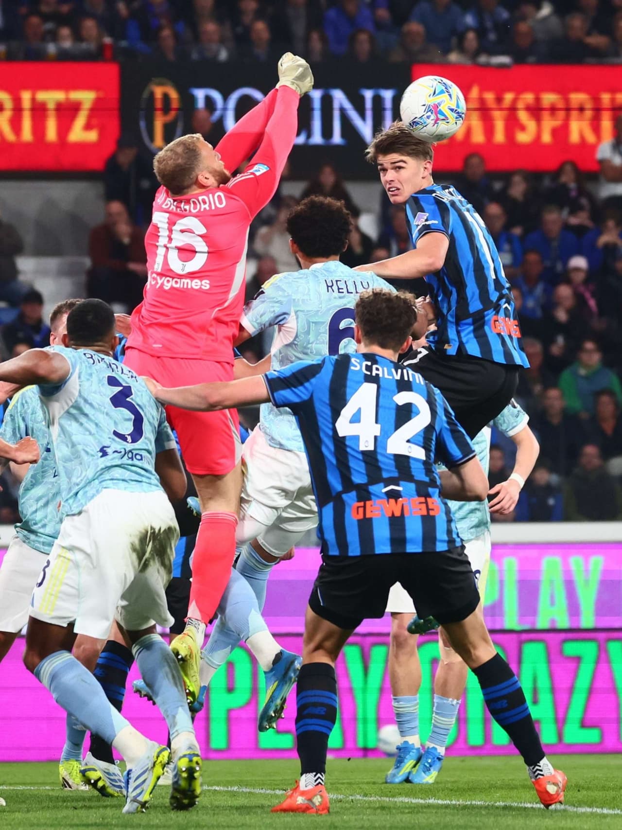 Il palo ferma i nerazzurri, la Juve passa a Bergamo