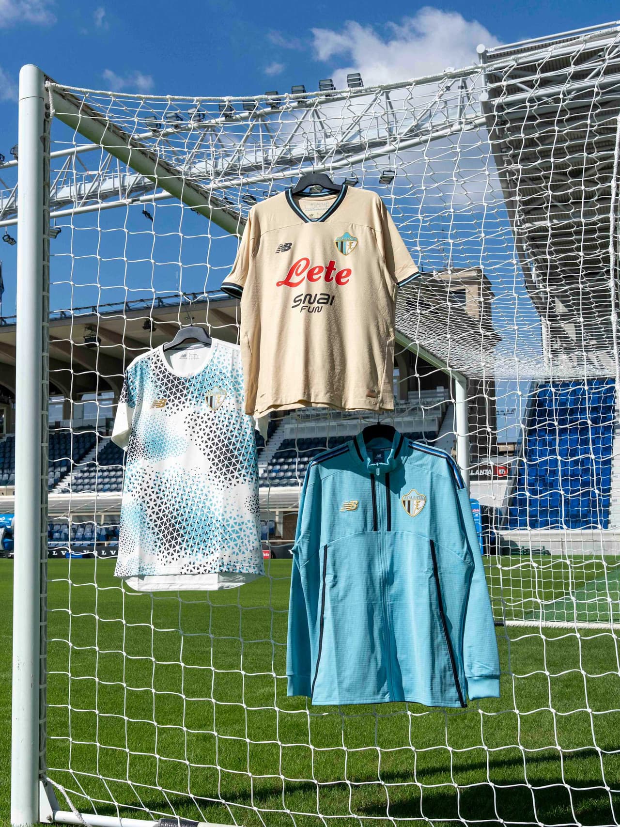Completa il tuo Third Kit con la maglia e giacca pre-match