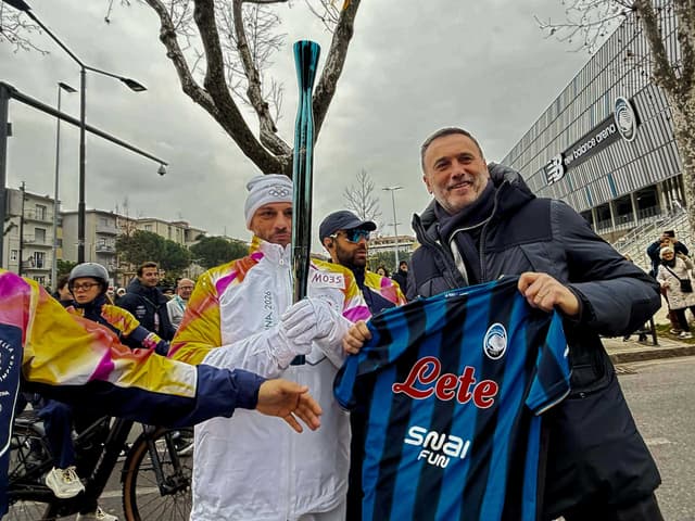 La fiamma olimpica alla New Balance Arena