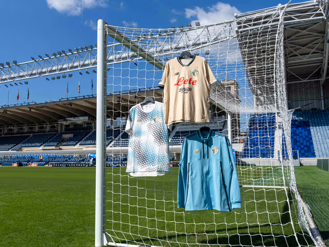 Completa il tuo Third Kit con la maglia e giacca pre-match