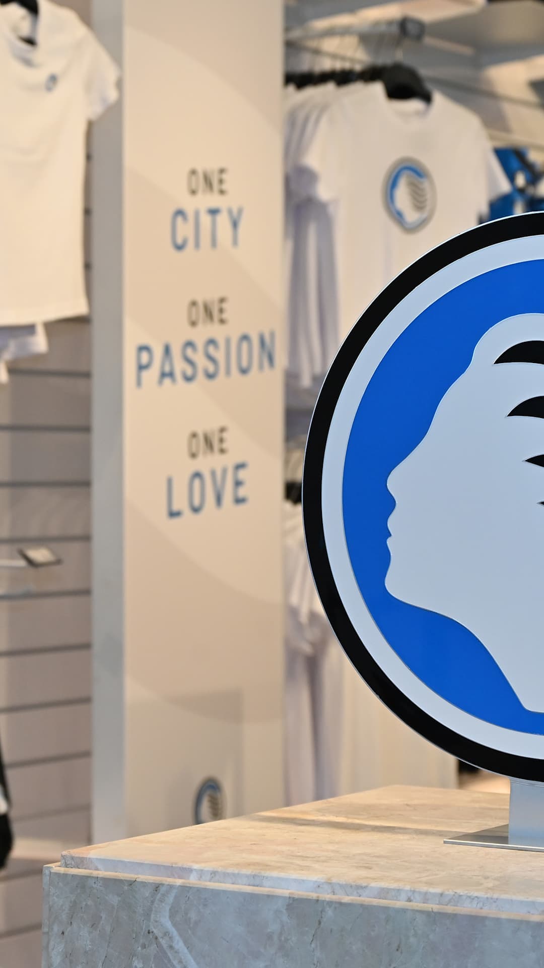 Il nuovo logo all'Atalanta Store Bergamo Centro
