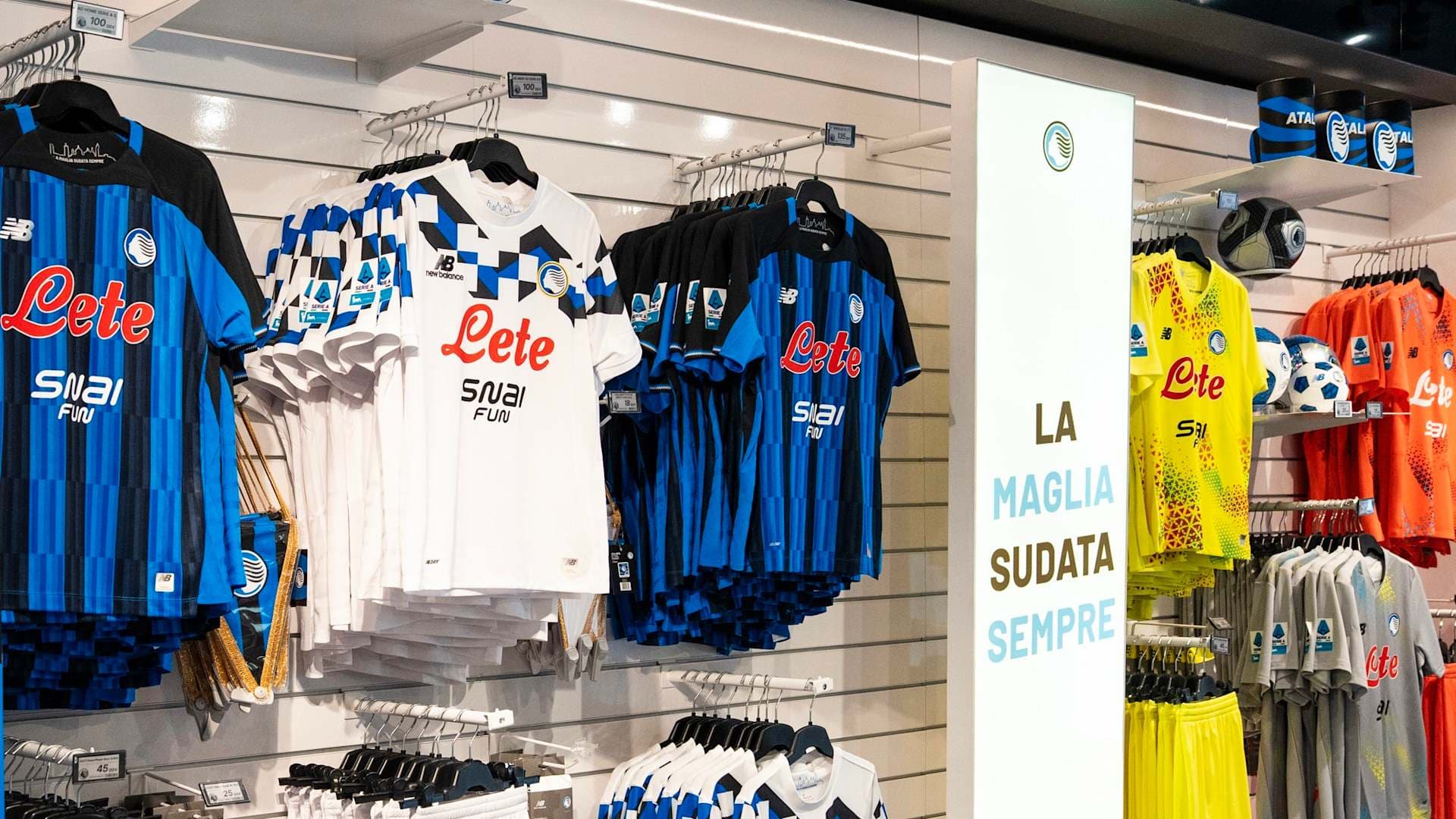 Atalanta Store BG Centro - Primo piano maglie gara 26/27